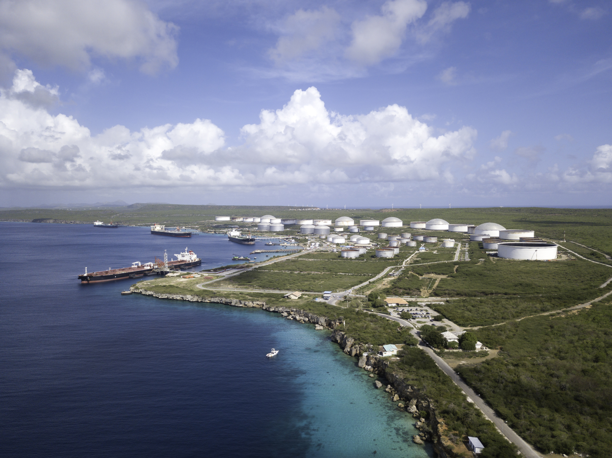 GettyImages-881504348-Aerial-View-of-a-Oil-Rafinery-and-Fuel-Storage-Tank-With-Oil-Tankers-in-Curacao